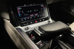 Sininen Audi Q8 e-tron 2023 kuva 25.