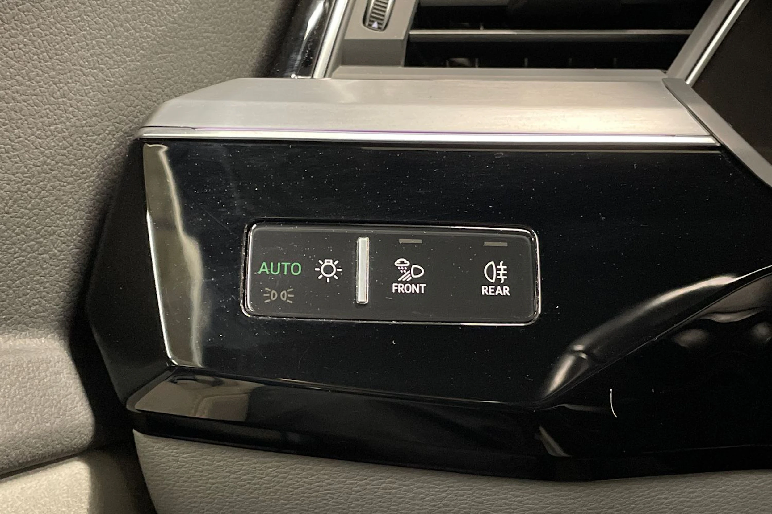 Sininen Audi Q8 e-tron 2023 kuva 26.