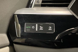 Sininen Audi Q8 e-tron 2023 kuva 26.