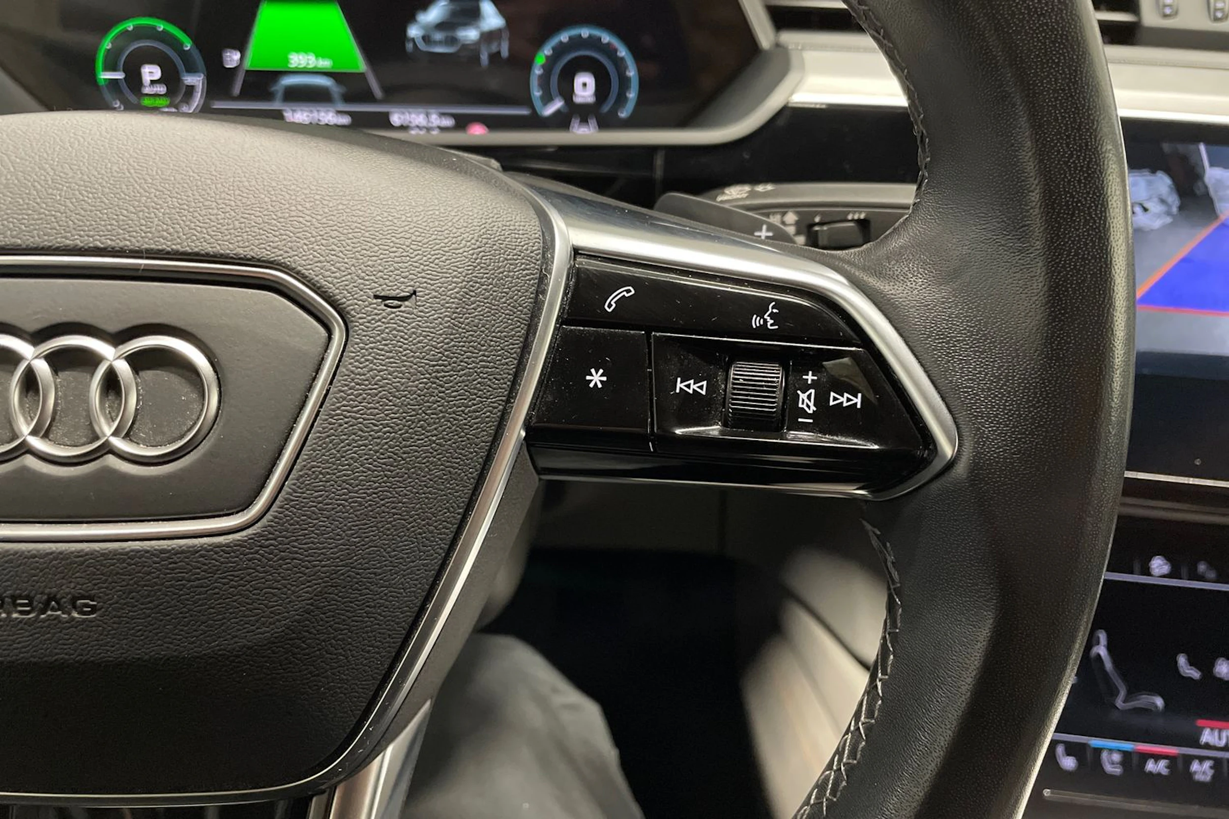 Sininen Audi Q8 e-tron 2023 kuva 28.