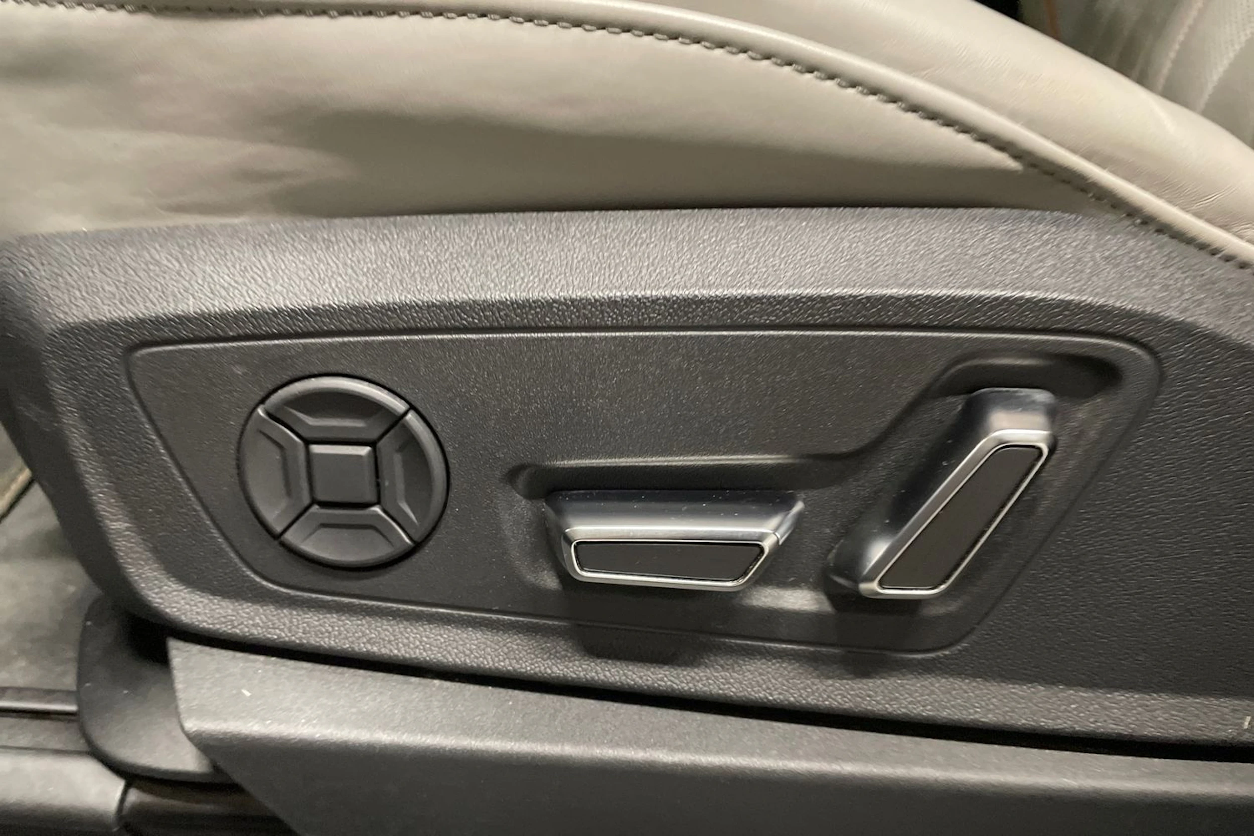 Sininen Audi Q8 e-tron 2023 kuva 30.