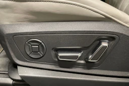 Sininen Audi Q8 e-tron 2023 kuva 30.