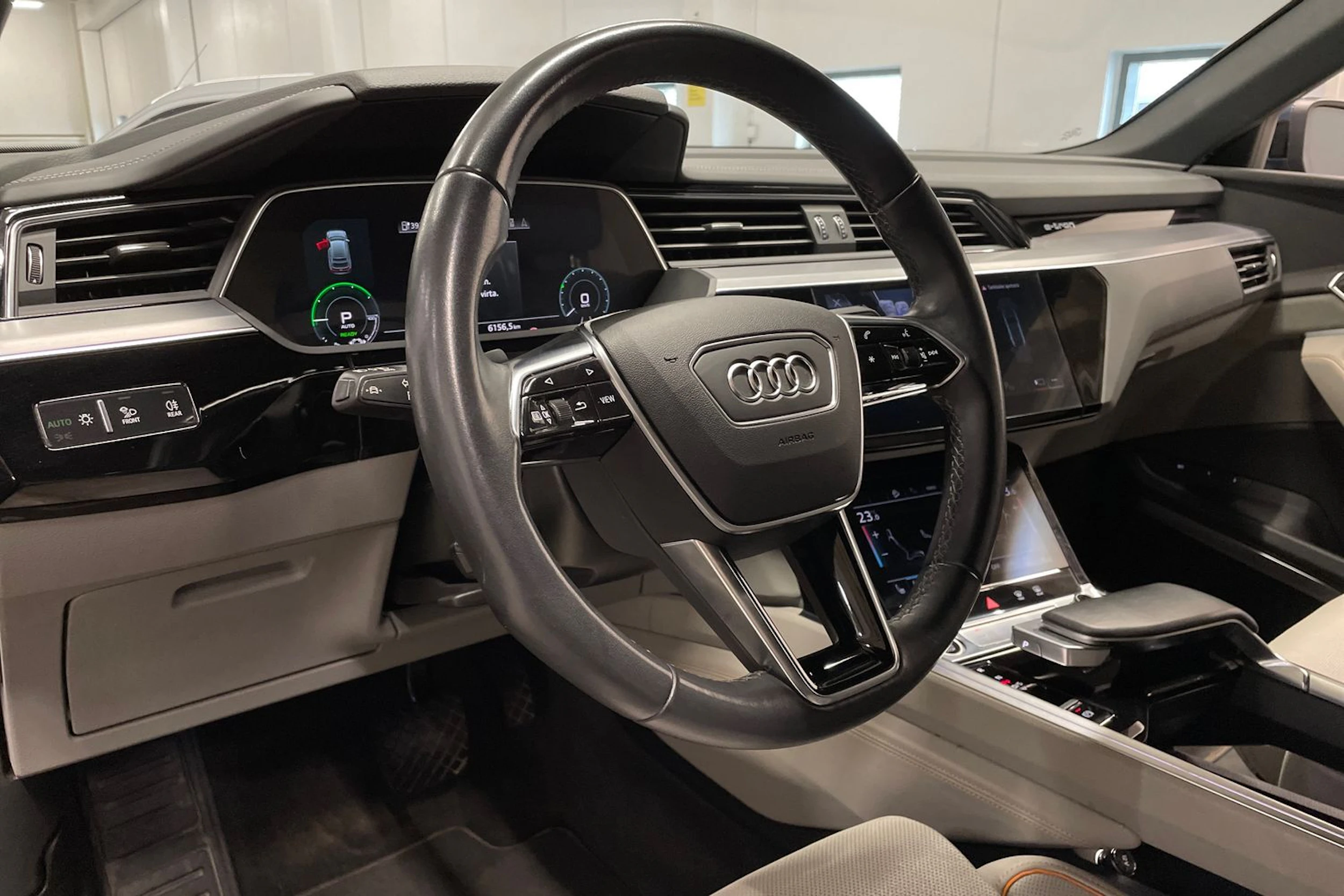 Sininen Audi Q8 e-tron 2023 kuva 31.