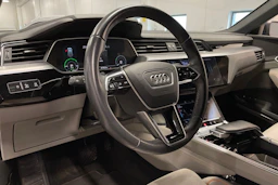 Sininen Audi Q8 e-tron 2023 kuva 31.
