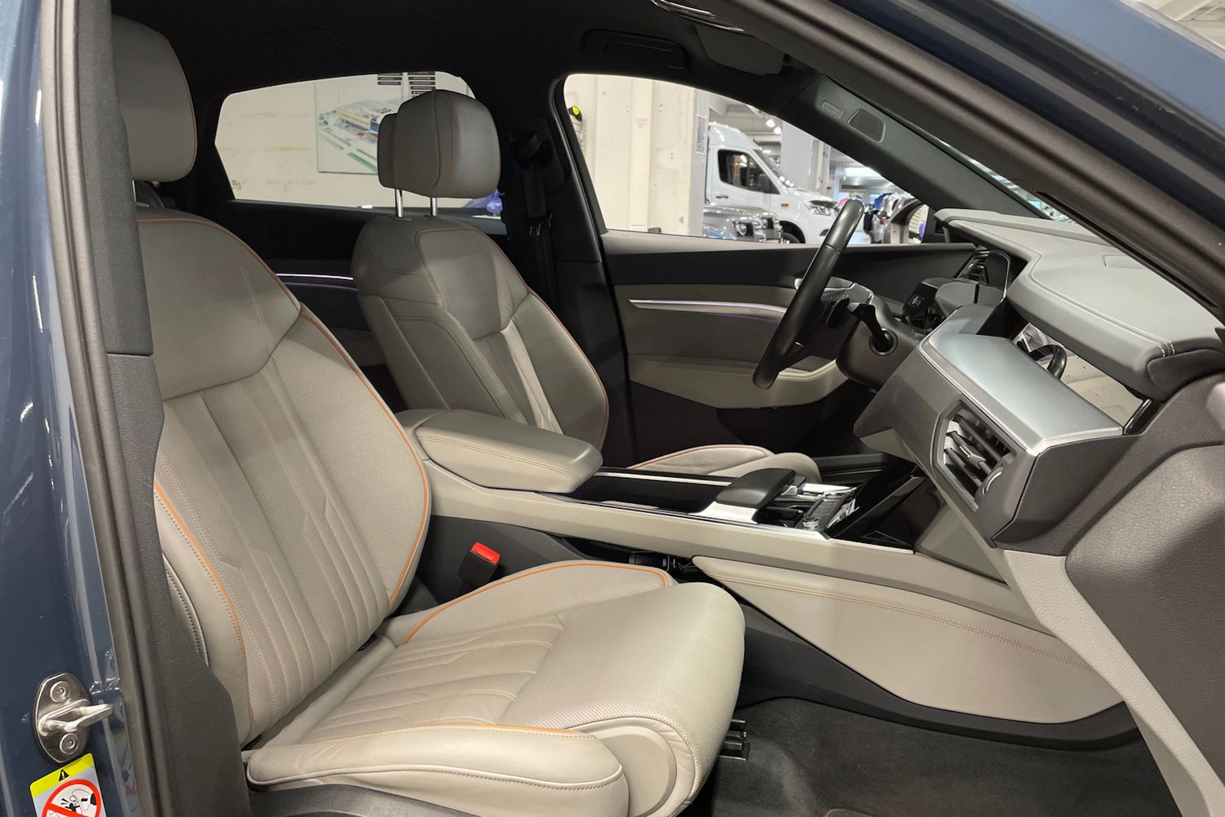Sininen Audi Q8 e-tron 2023 kuva 32.
