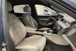 Sininen Audi Q8 e-tron 2023 kuva 32.