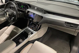 Sininen Audi Q8 e-tron 2023 kuva 33.