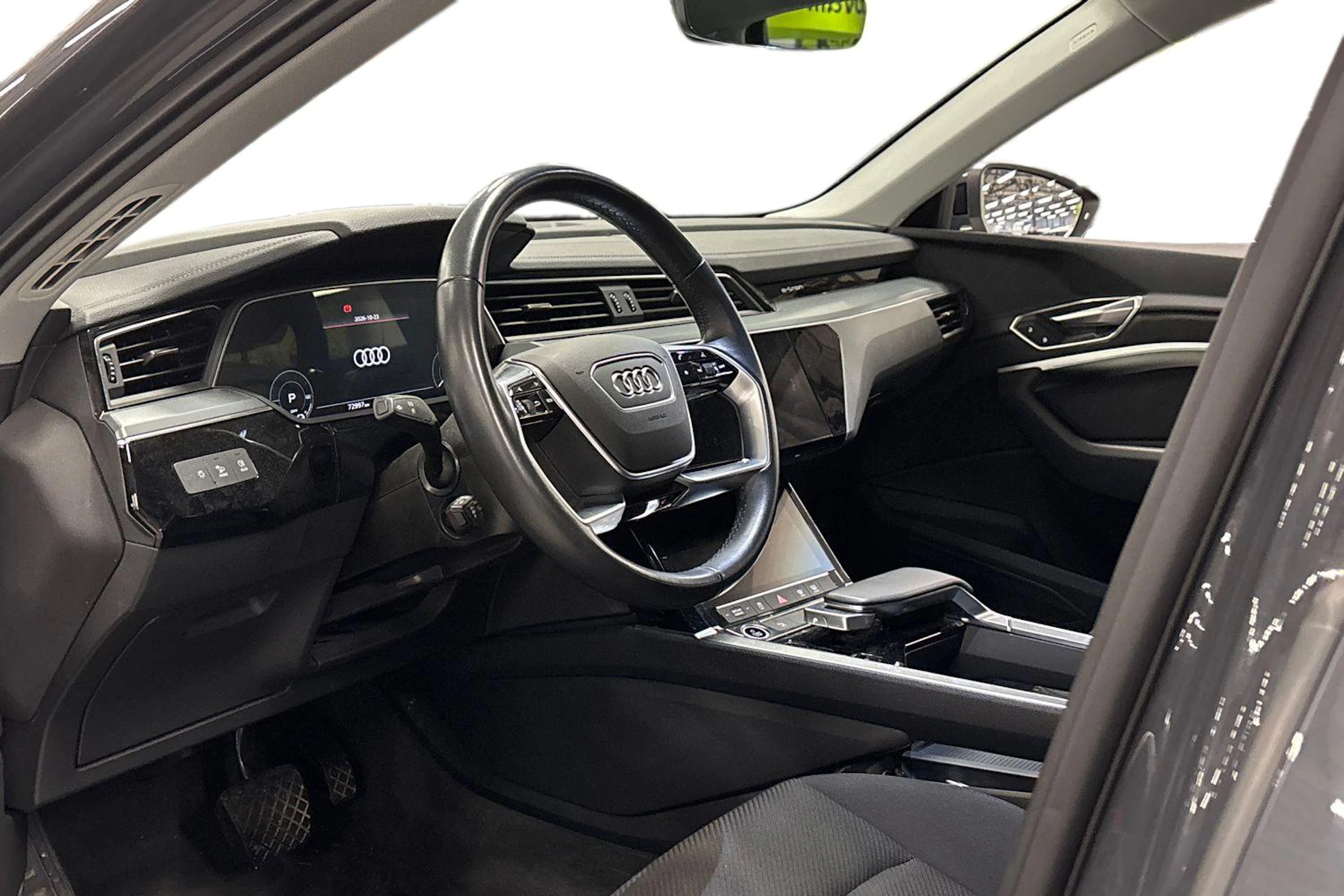 harmaa Audi Q8 e-tron 2024 kuva 3.