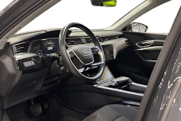 harmaa Audi Q8 e-tron 2024 kuva 3.