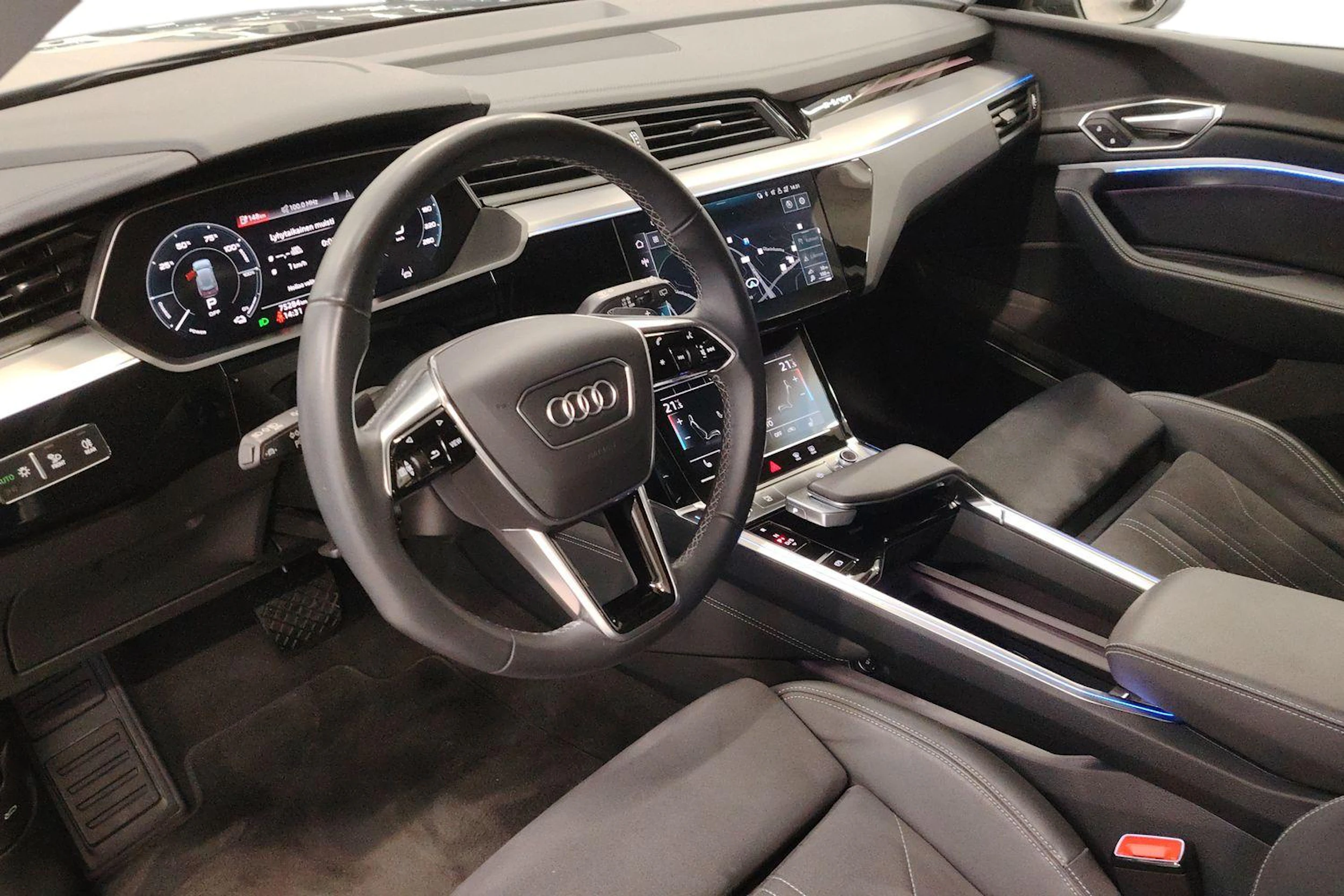 harmaa Audi Q8 e-tron 2023 kuva 6.