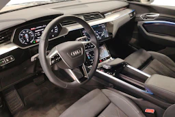 harmaa Audi Q8 e-tron 2023 kuva 6.
