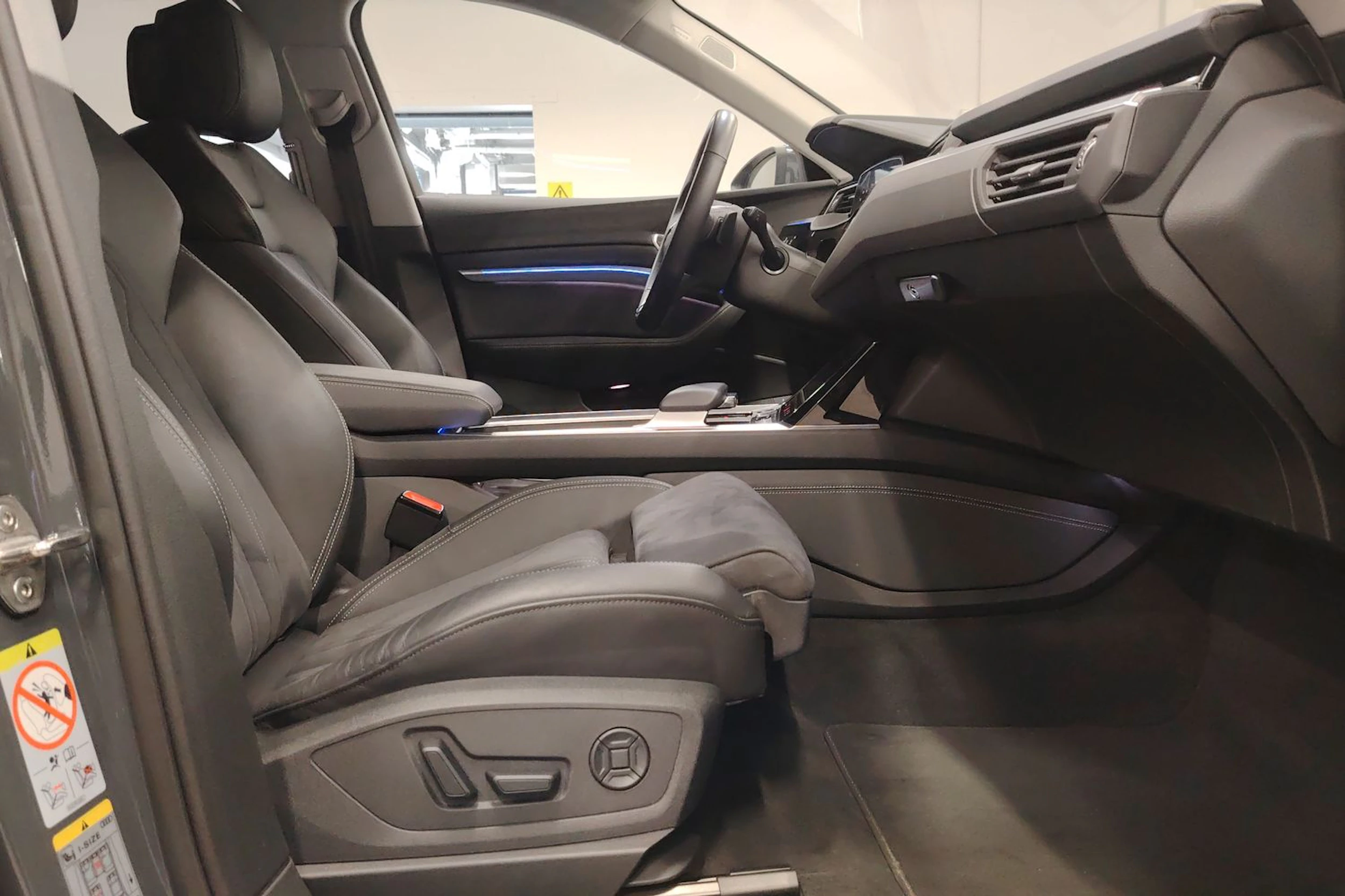harmaa Audi Q8 e-tron 2023 kuva 11.