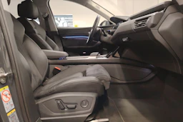 harmaa Audi Q8 e-tron 2023 kuva 11.