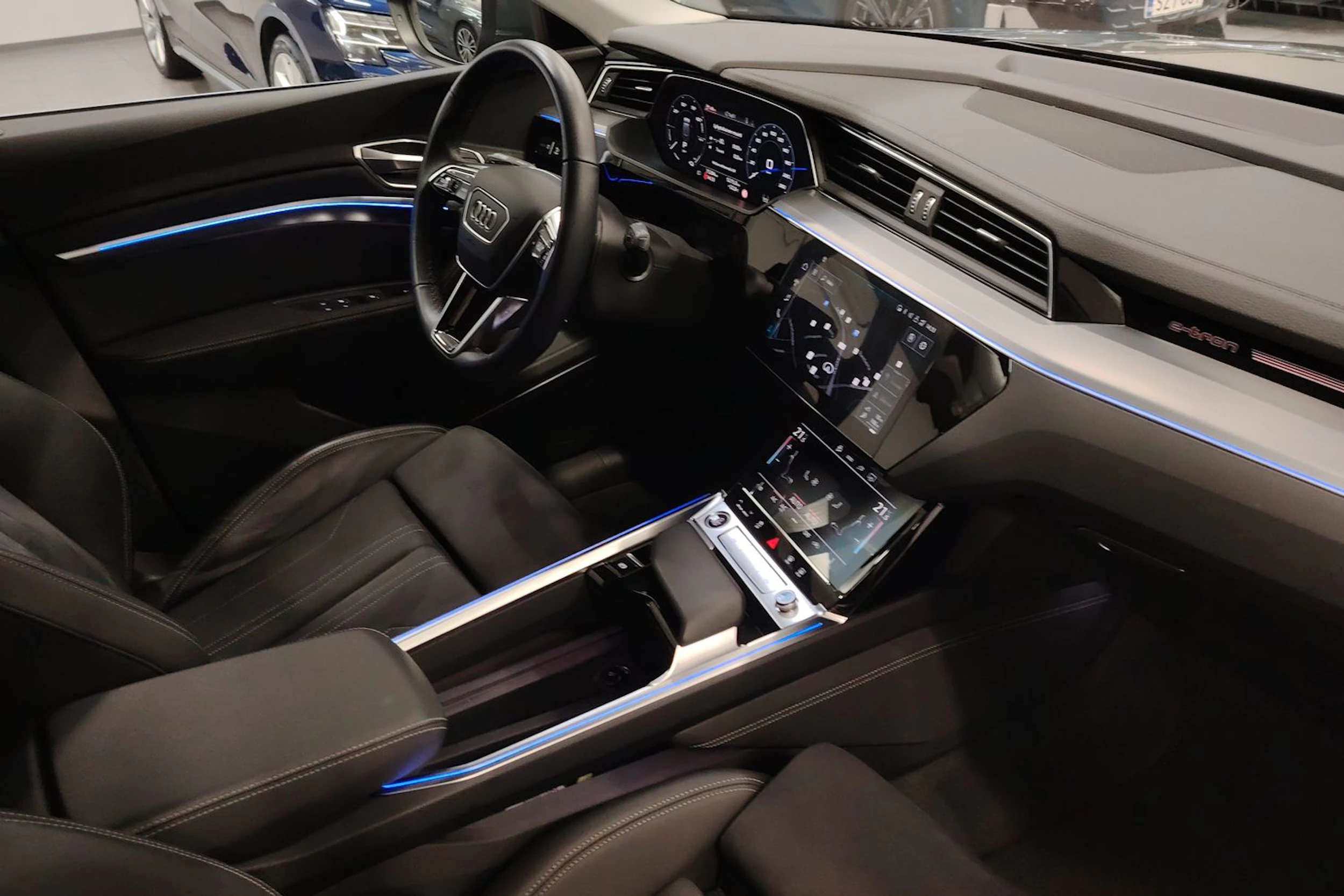 harmaa Audi Q8 e-tron 2023 kuva 12.