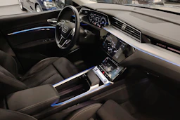harmaa Audi Q8 e-tron 2023 kuva 12.