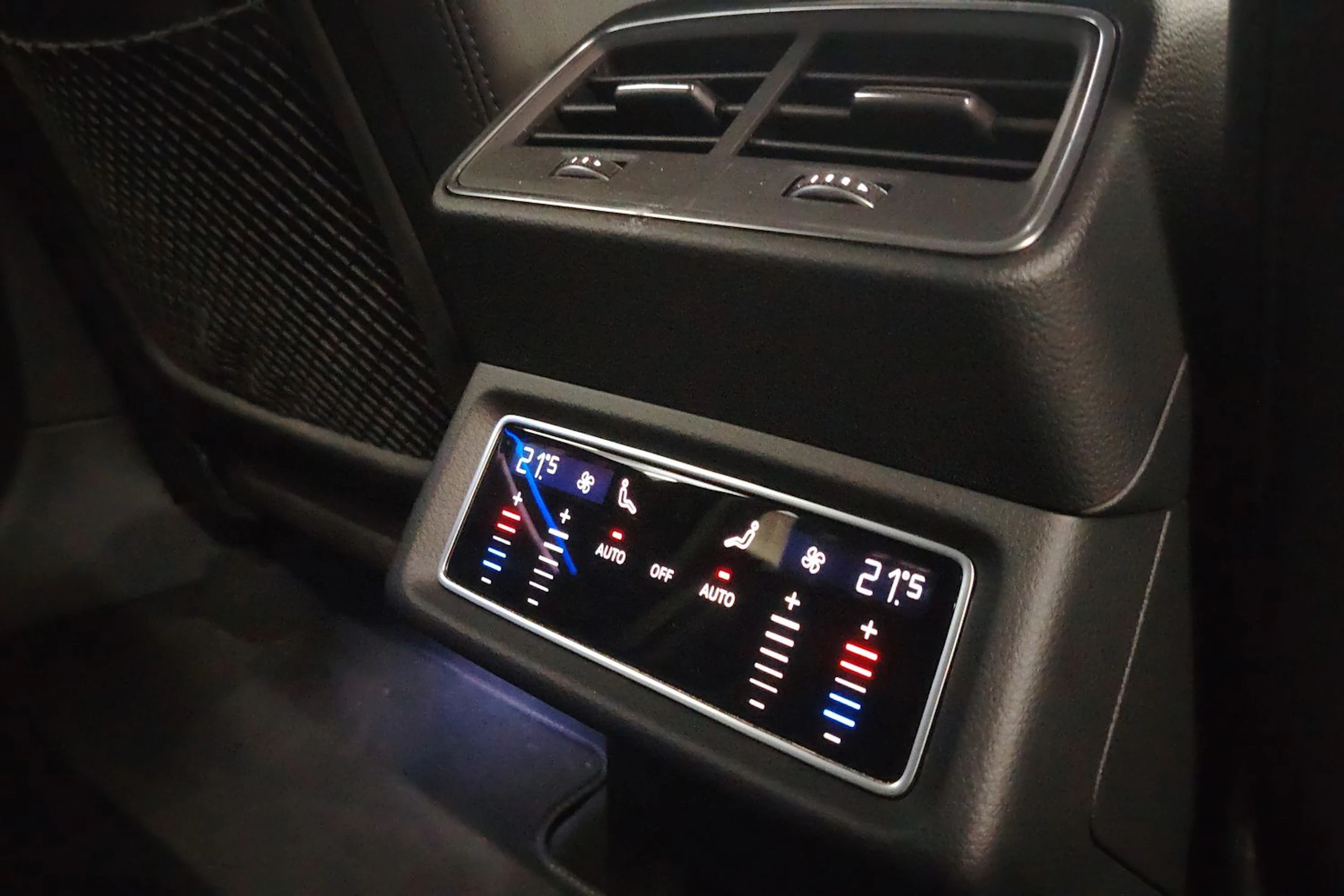 harmaa Audi Q8 e-tron 2023 kuva 13.