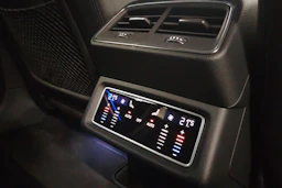harmaa Audi Q8 e-tron 2023 kuva 13.