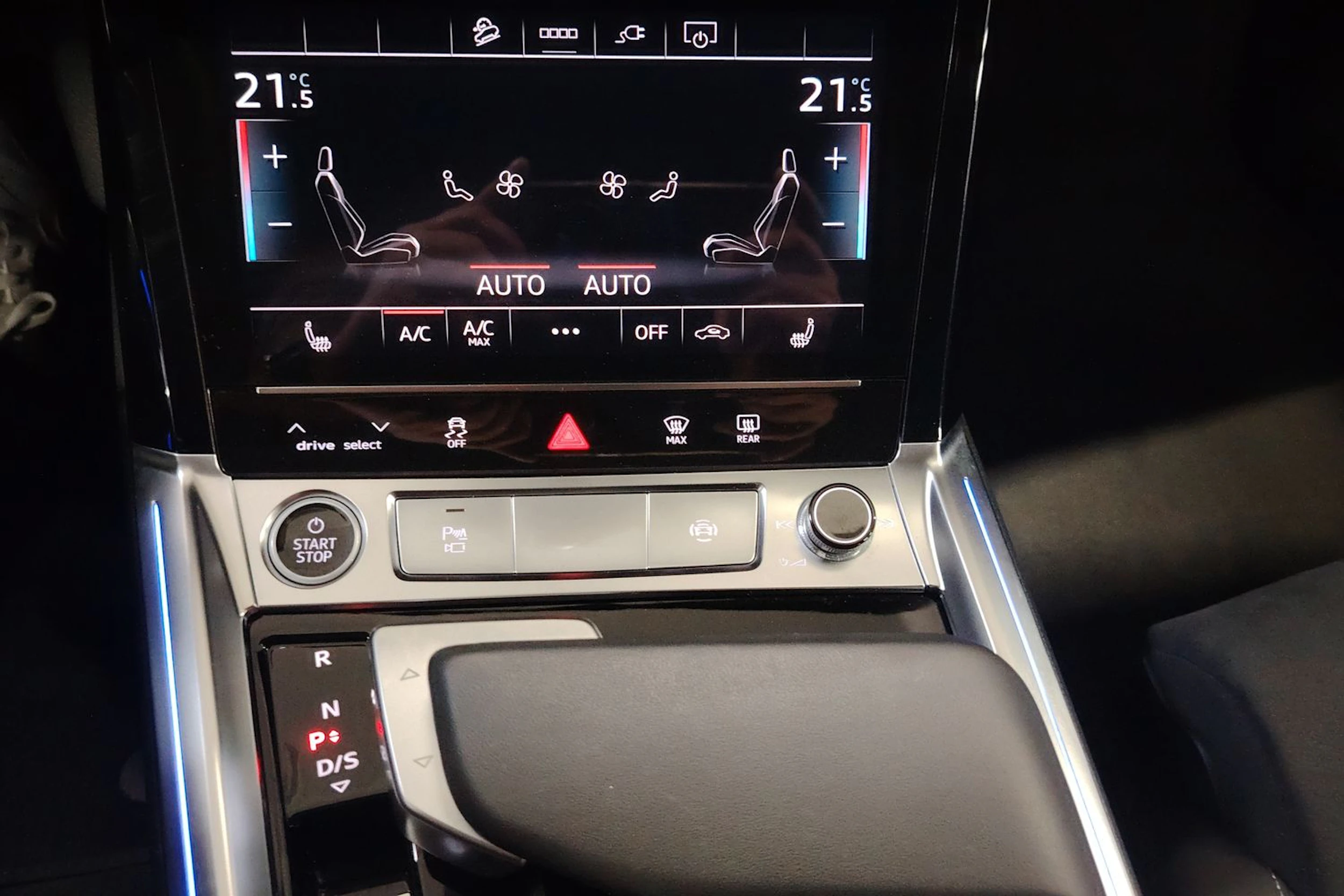 harmaa Audi Q8 e-tron 2023 kuva 17.