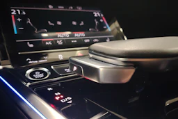 harmaa Audi Q8 e-tron 2023 kuva 18.