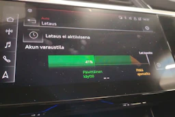 harmaa Audi Q8 e-tron 2023 kuva 23.