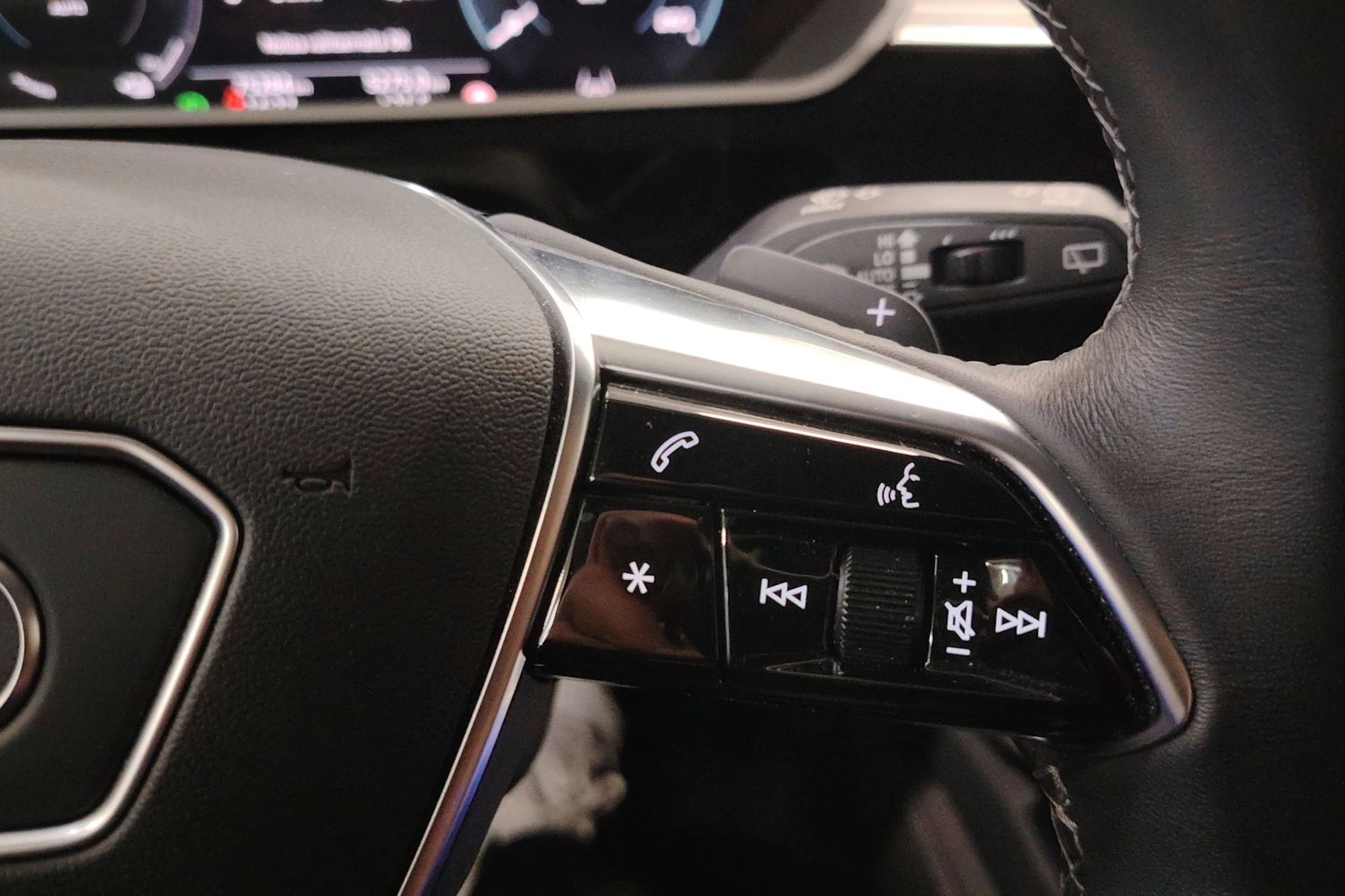 harmaa Audi Q8 e-tron 2023 kuva 24.