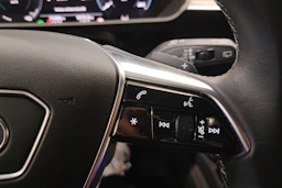 harmaa Audi Q8 e-tron 2023 kuva 24.