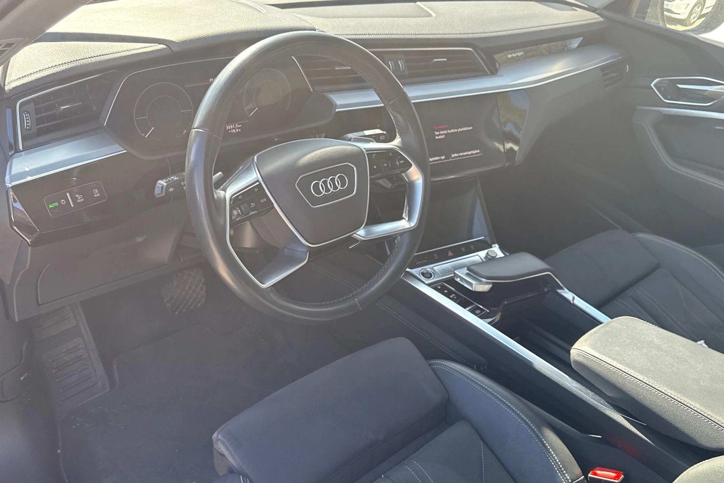 harmaa Audi Q8 e-tron 2023 kuva 3.