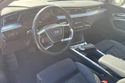 harmaa Audi Q8 e-tron 2023 kuva 3.