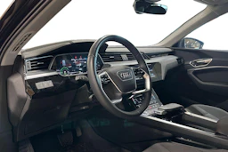 musta Audi Q8 e-tron 2023 kuva 3.