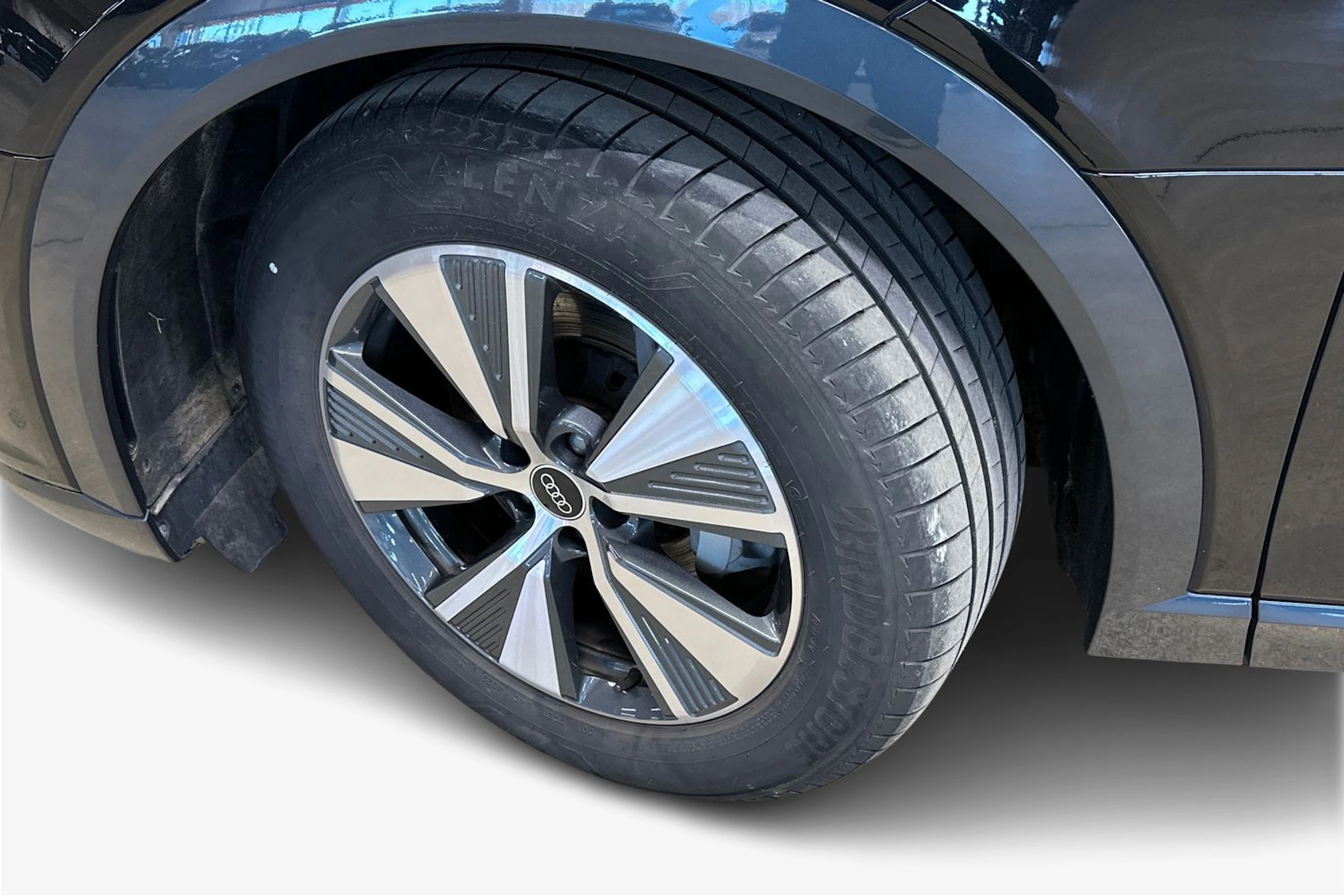 musta Audi Q8 e-tron 2023 kuva 12.