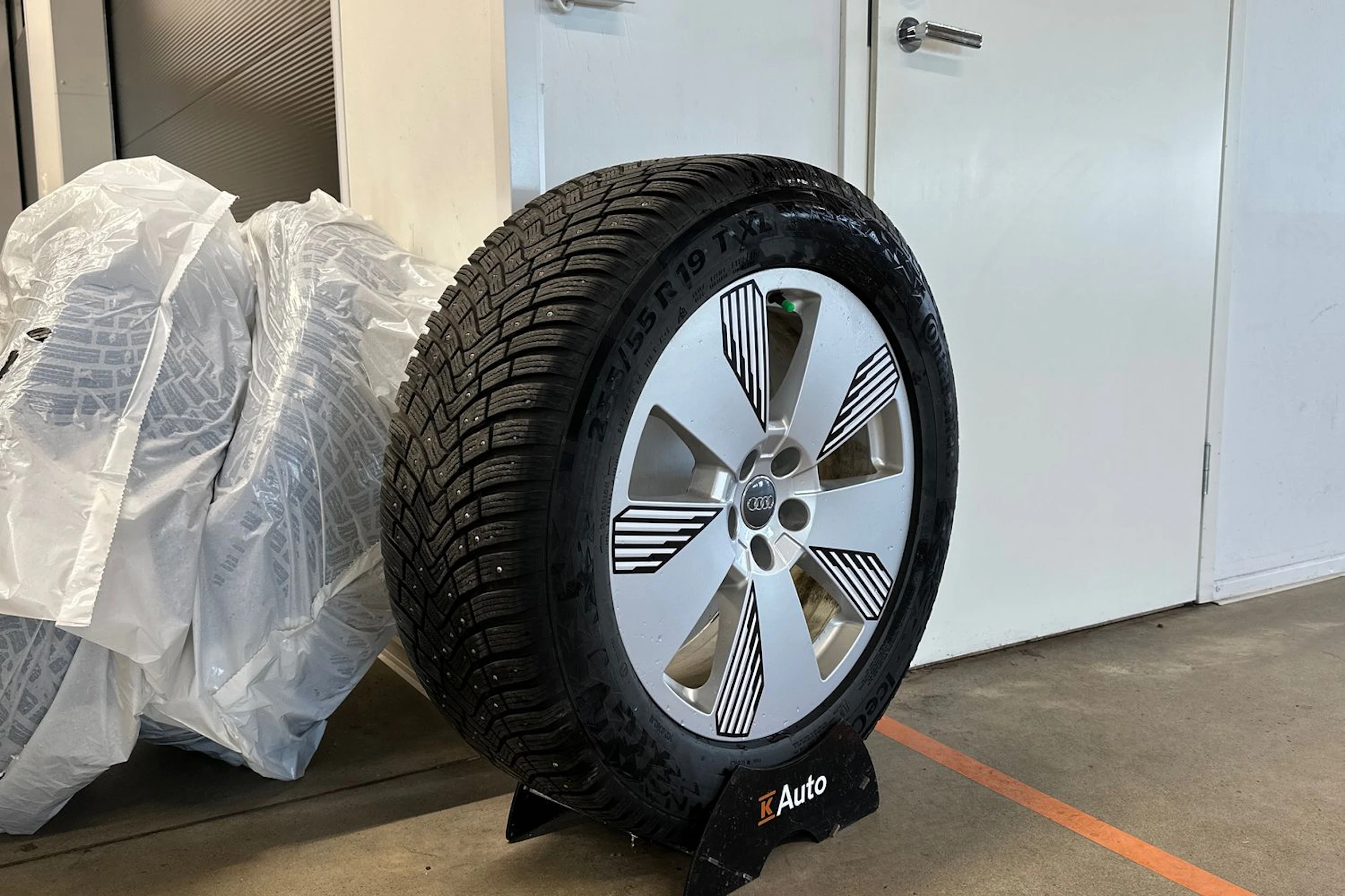musta Audi Q8 e-tron 2023 kuva 13.