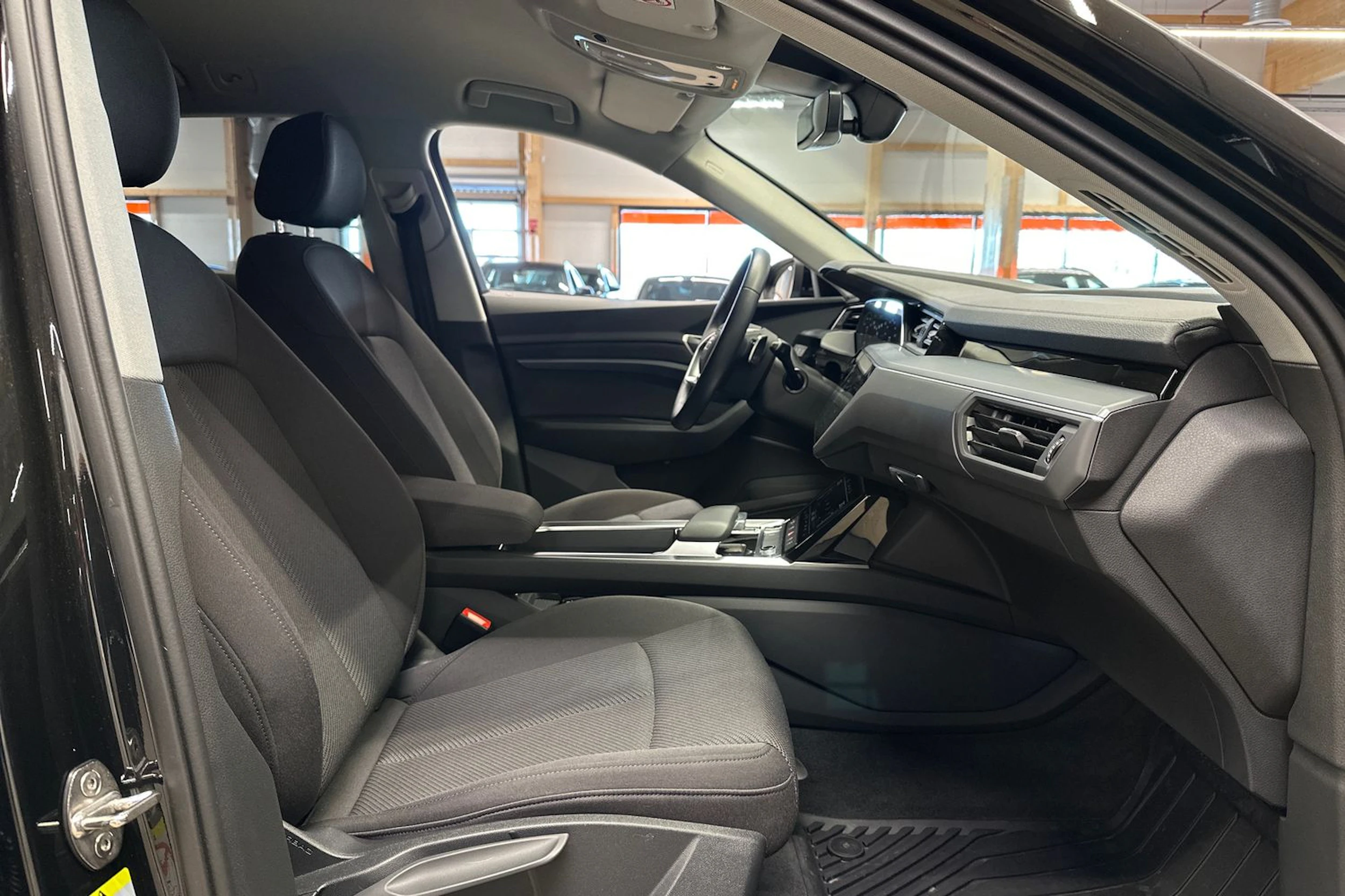 musta Audi Q8 e-tron 2023 kuva 15.