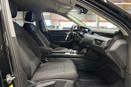 musta Audi Q8 e-tron 2023 kuva 15.