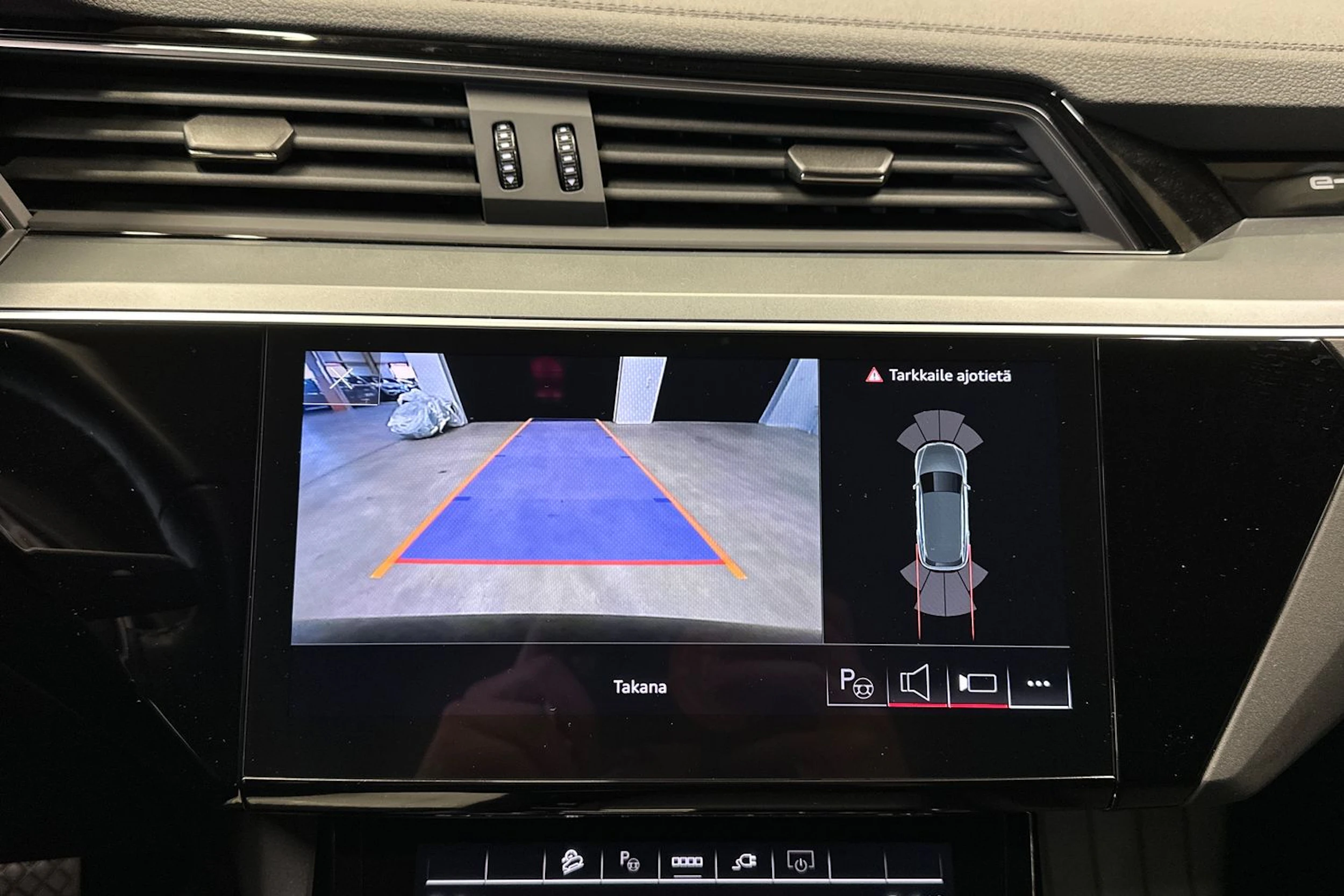 musta Audi Q8 e-tron 2023 kuva 16.