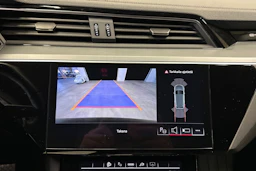 musta Audi Q8 e-tron 2023 kuva 16.