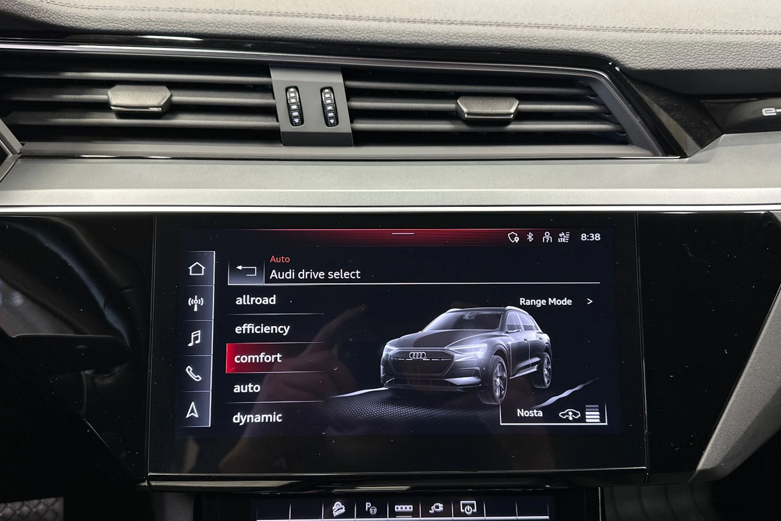 musta Audi Q8 e-tron 2023 kuva 17.