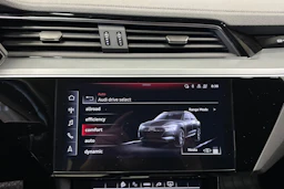 musta Audi Q8 e-tron 2023 kuva 17.