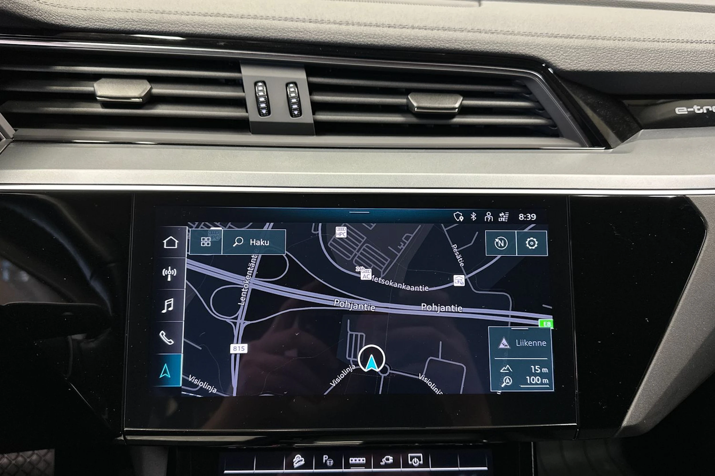 musta Audi Q8 e-tron 2023 kuva 18.