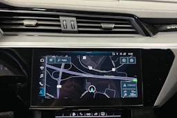 musta Audi Q8 e-tron 2023 kuva 18.
