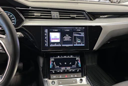 musta Audi Q8 e-tron 2023 kuva 20.