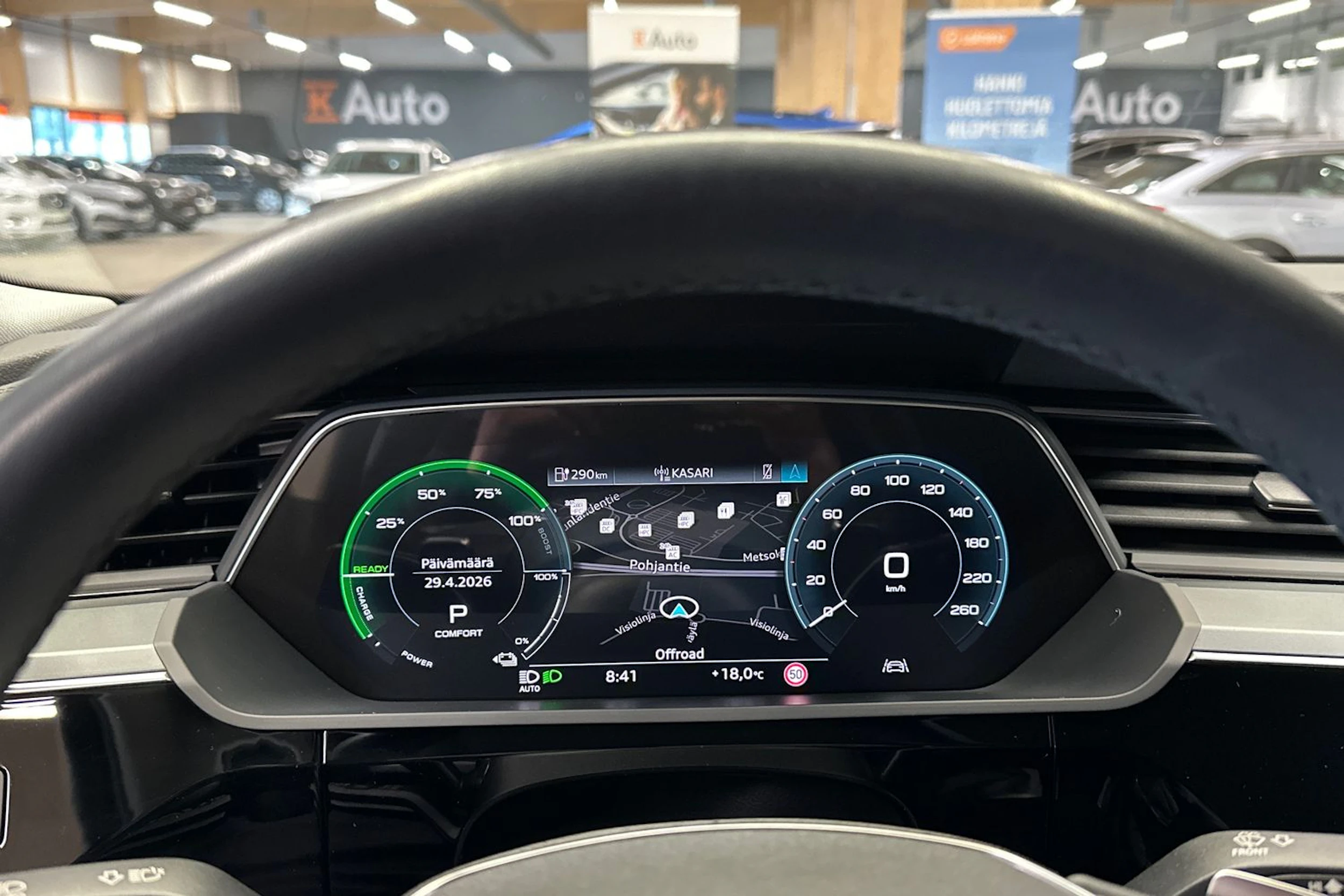 musta Audi Q8 e-tron 2023 kuva 23.