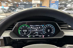 musta Audi Q8 e-tron 2023 kuva 23.