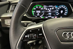musta Audi Q8 e-tron 2023 kuva 24.
