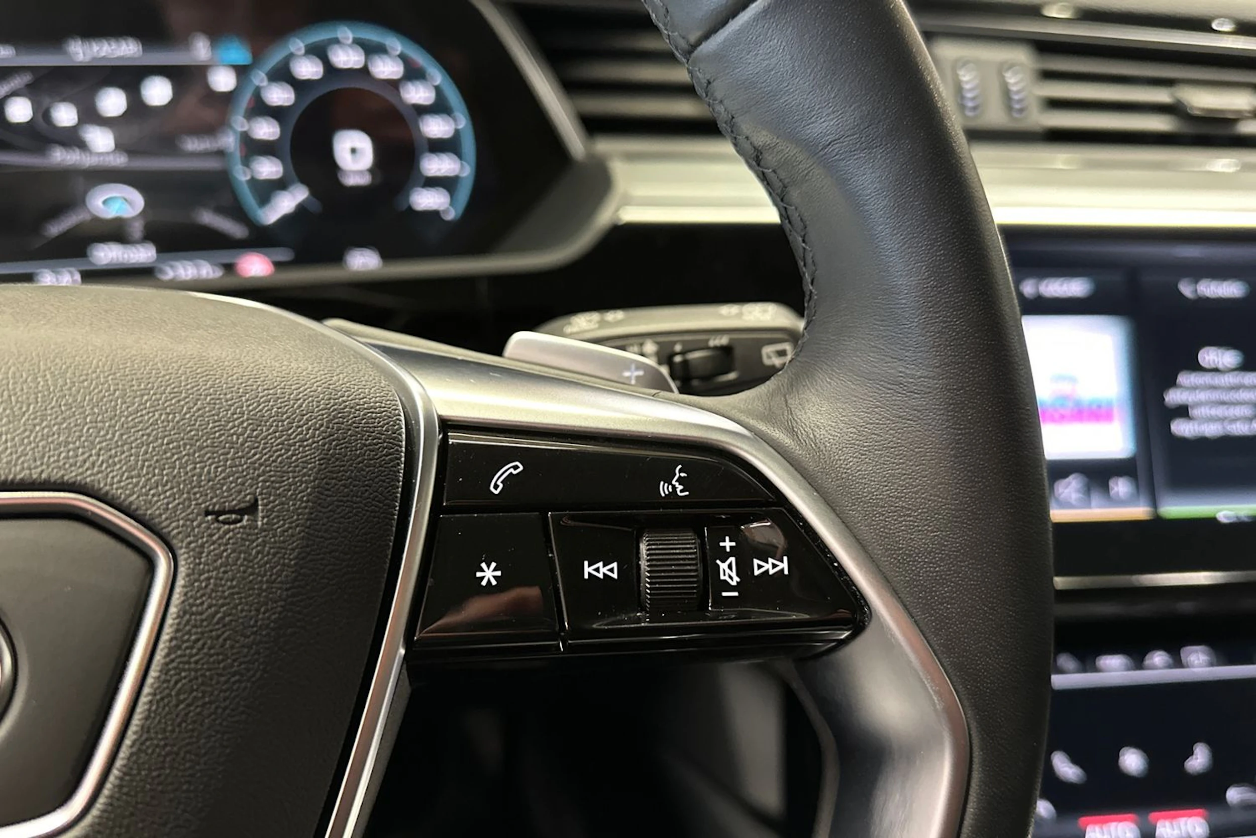 musta Audi Q8 e-tron 2023 kuva 25.