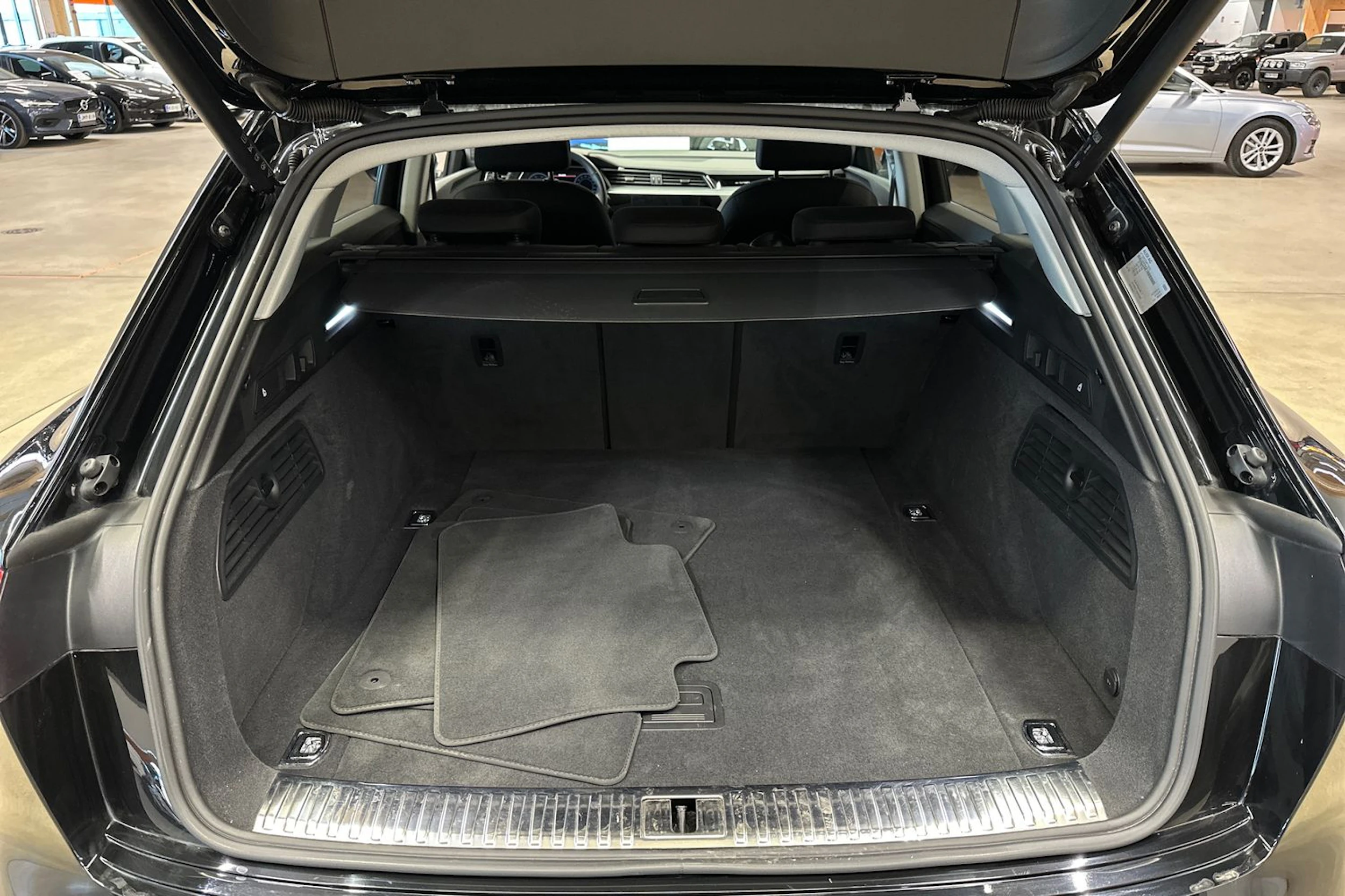 musta Audi Q8 e-tron 2023 kuva 28.