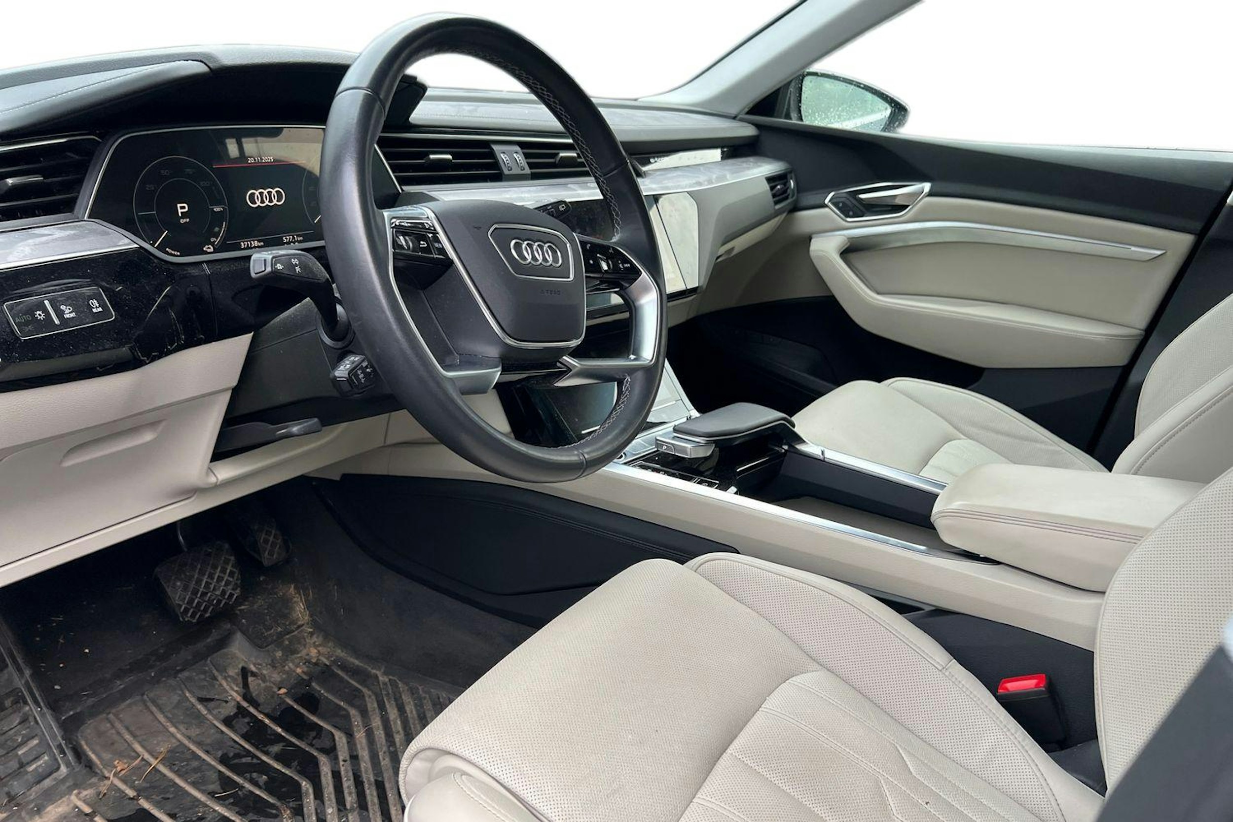 Sininen Audi Q8 e-tron 2023 kuva 3.