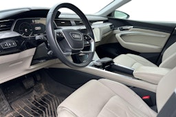 Sininen Audi Q8 e-tron 2023 kuva 3.