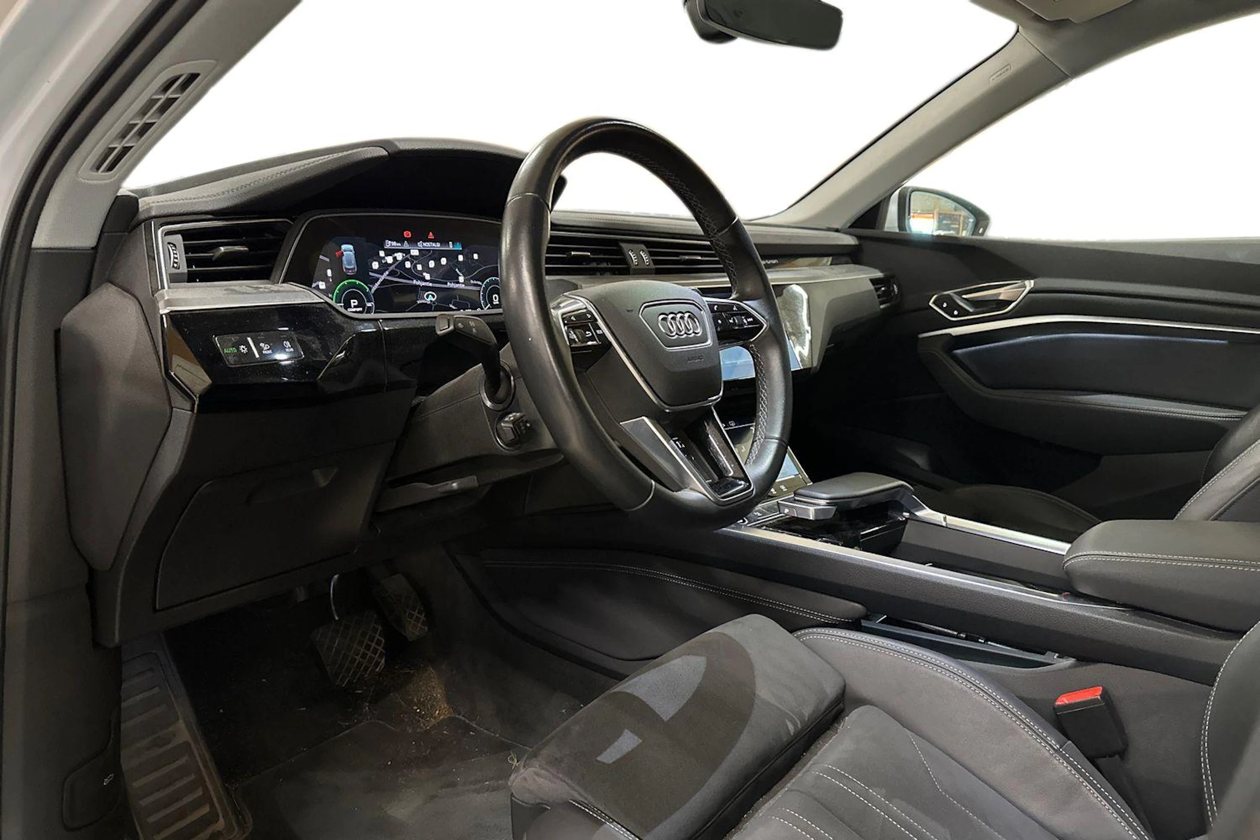 valkoinen Audi Q8 e-tron 2023 kuva 3.