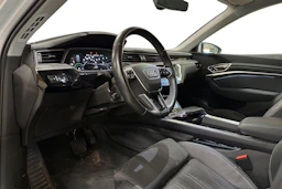 valkoinen Audi Q8 e-tron 2023 kuva 3.