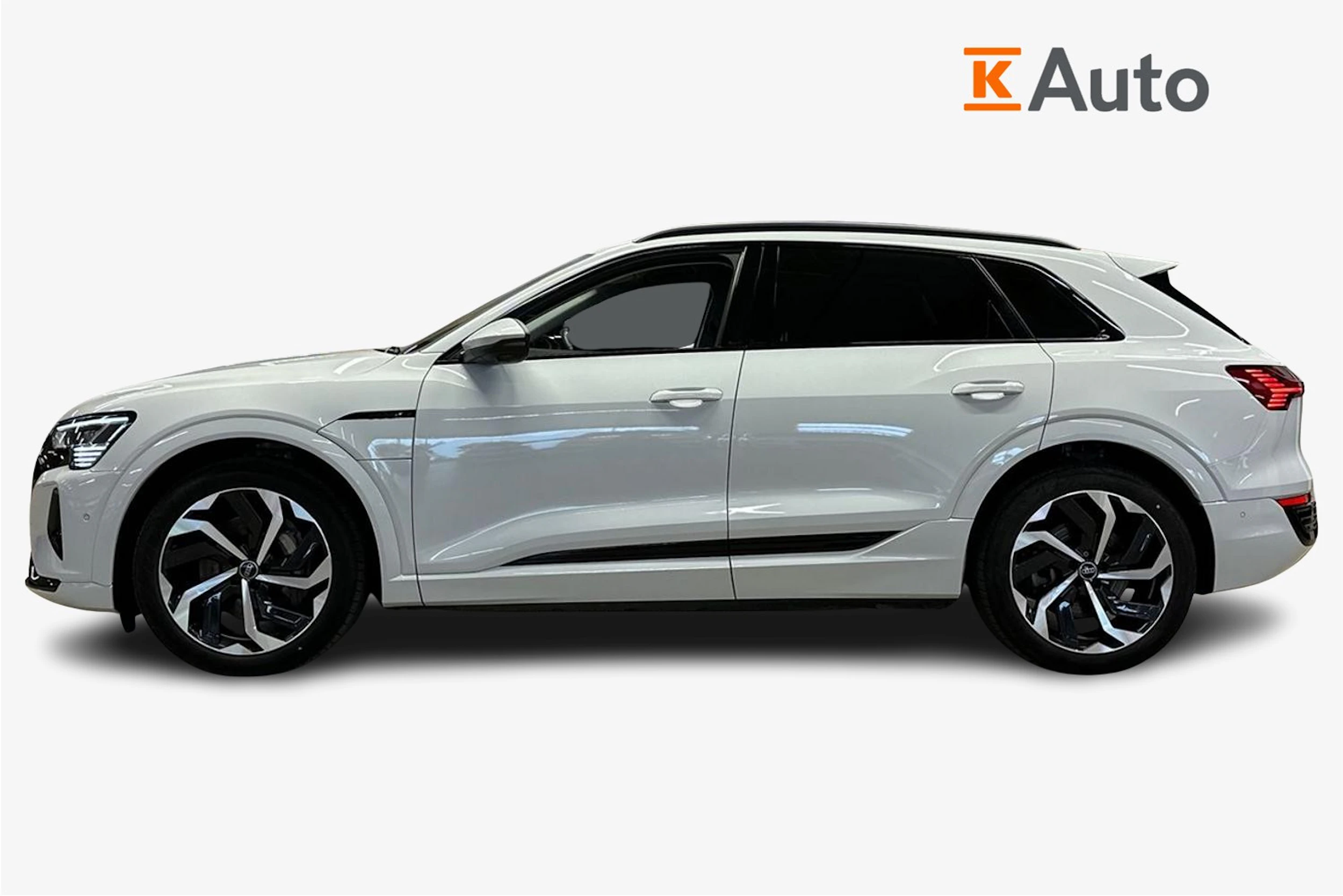 valkoinen Audi Q8 e-tron 2024 kuva 5.